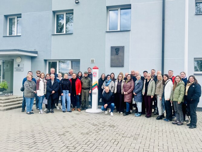 Iš rūmų į rūmus: Teismo projektas, skatinantis bendradarbiavimą ir pažinimą 